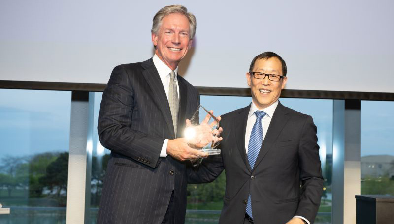 Gordon Pan presenting Steve Booth with a distinguished alumni service award.